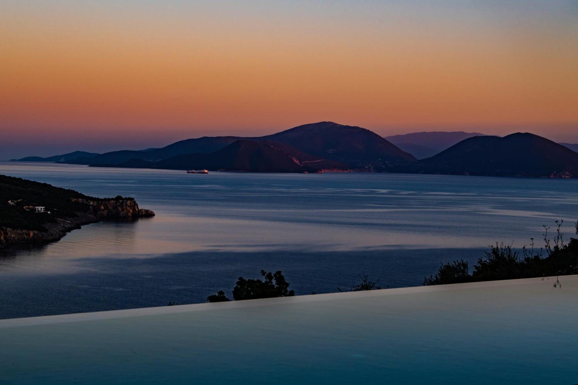 Pantea Luxury Villa วาซีลีกี ภายนอก รูปภาพ
